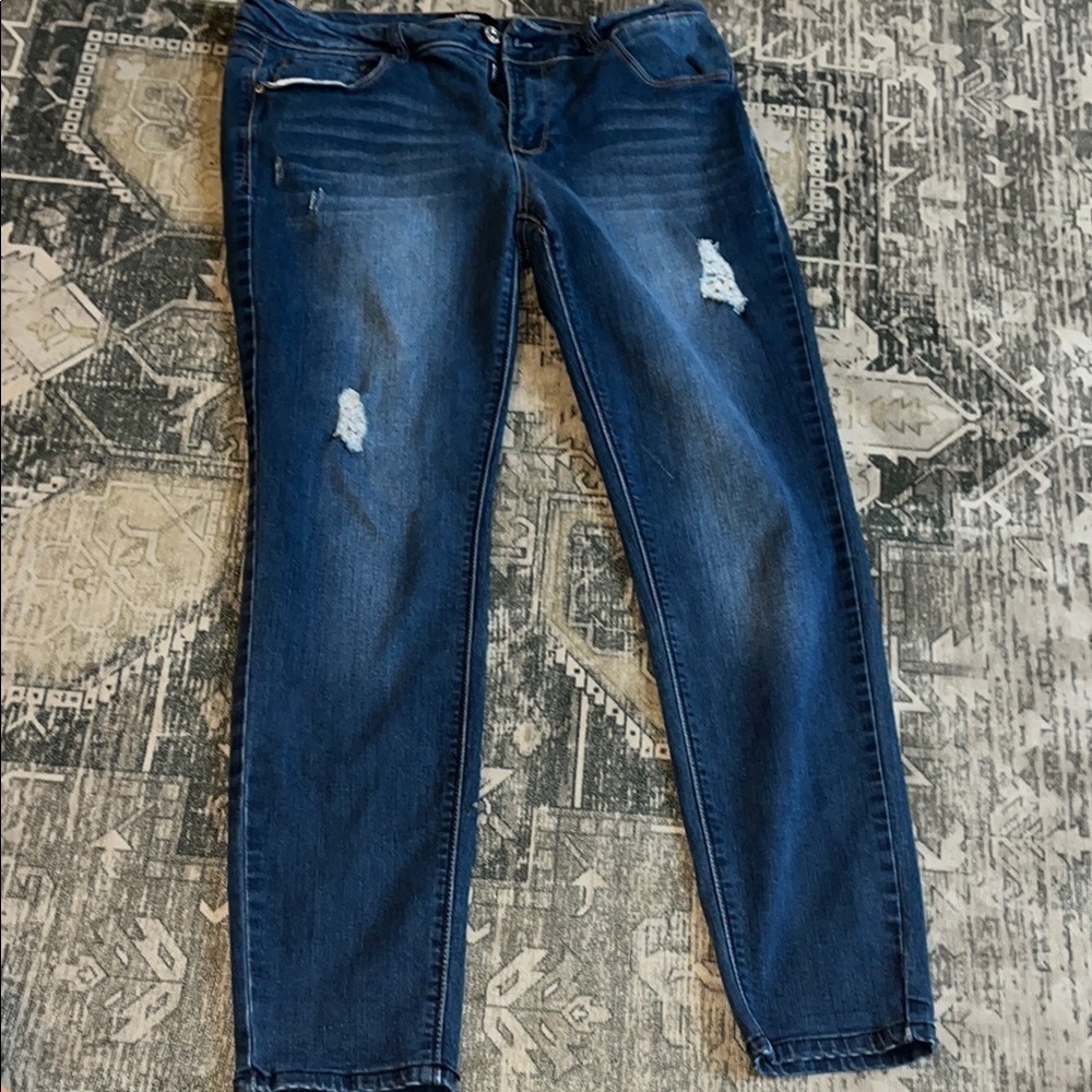 Kensie women’s effortless ankle Blue Distressed Jeans size 8